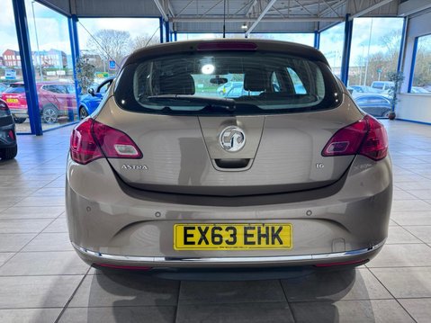 Vauxhall Astra 1.6 16v Exclusiv Auto Euro 5 5dr 4
