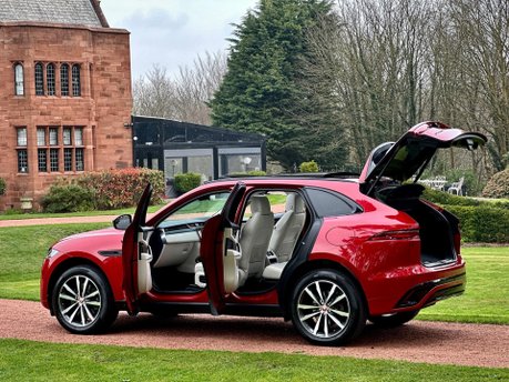 Jaguar F-Pace R-DYNAMIC BLACK 32