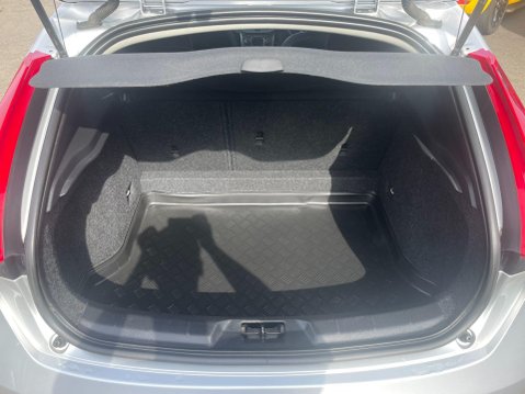Volvo V40 1.6 D2 SE Euro 5 (s/s) 5dr 18