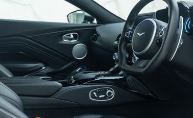 Aston Martin V8 Vantage 13