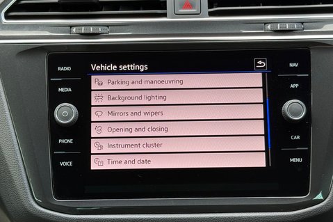 Volkswagen Tiguan R-LINE TSI DSG - ONE OWNER - APPLE CAR PLAY -ADAPTIVE CRUISE 49
