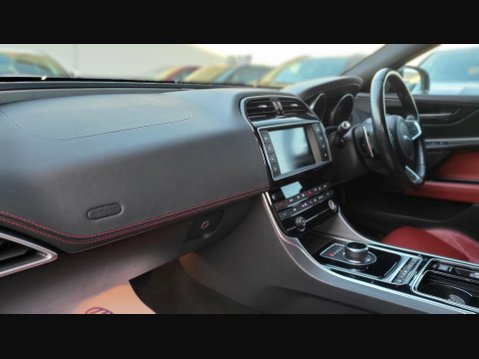 Jaguar XE D R-SPORT AWD 9