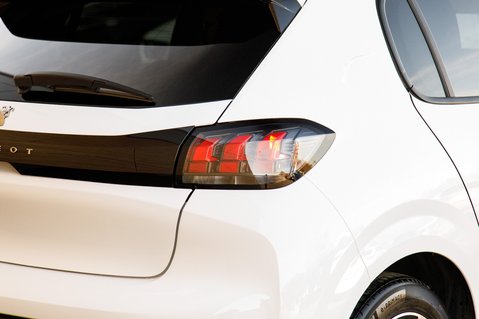 Peugeot 208 PURETECH ACTIVE PREMIUM PLUS S/S 9