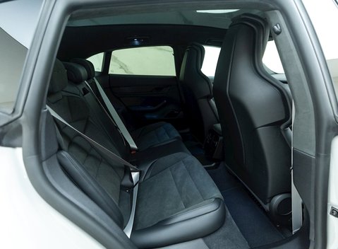 Porsche Taycan GTS Sport Turismo 13