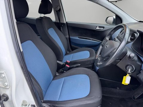 Hyundai i10 1.2 Premium Euro 5 5dr 9