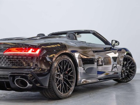 Audi R8 5.2 FSI V10 Spyder 2dr Petrol S Tronic quattro Euro 6 (s/s) (570 ps) 42
