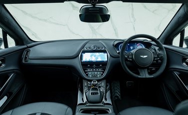Aston Martin DBX 707 18