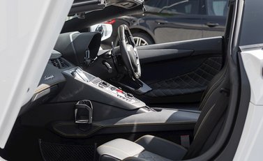 Lamborghini Aventador LP700-4 Roadster 18