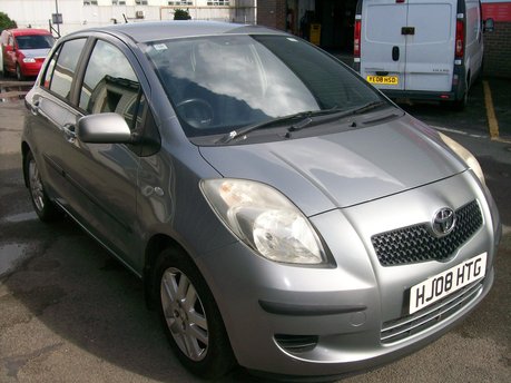 Toyota Yaris TR VVTI 2