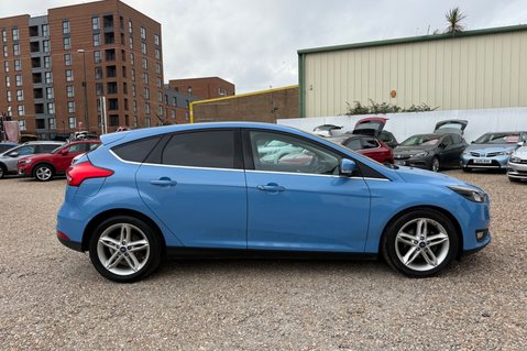 Ford Focus ZETEC.. 9 MAIN DEALER SERVICES.. £20 ROAD TAX.. 1 PREVIOUS KEEPER..STUNNING 12