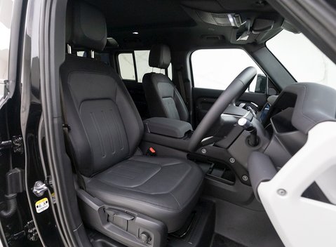 Land Rover Defender 110 X-Dynamic S D250 10