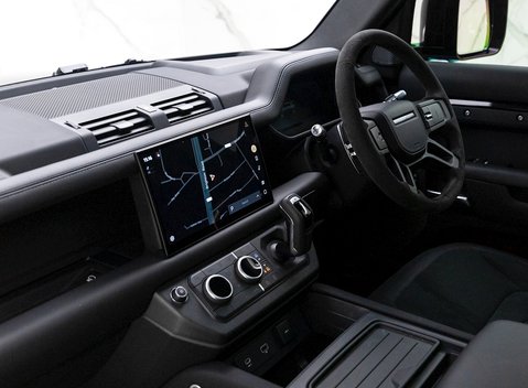 Land Rover Defender 110 V8 Bond Edition 15