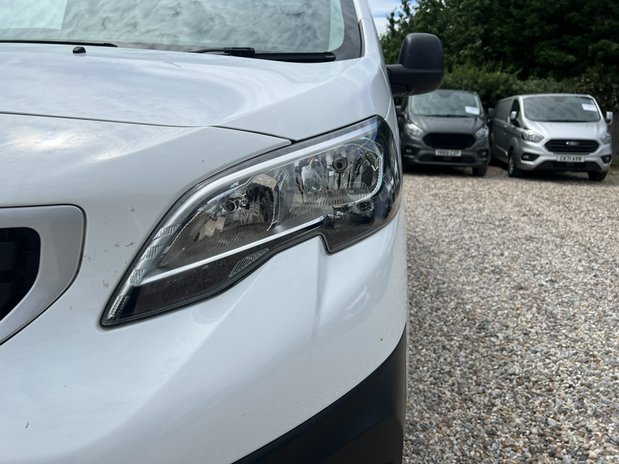 Peugeot Expert MWB L2H1 Professional 2700 Air Con Sensors Tow Bar EURO 6 NO VAT 23