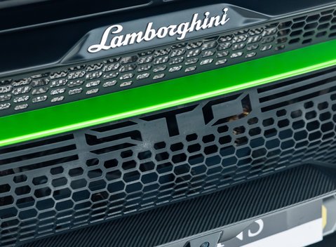 Lamborghini Huracan STO 33