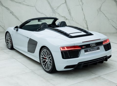 Audi R8 V10 Spyder 12