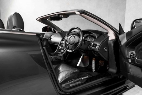 Aston Martin DBS V12 VOLANTE. FULL ASH. CARBON EXT. CERAMIC BRAKES. BANG & OLUFSEN. 17