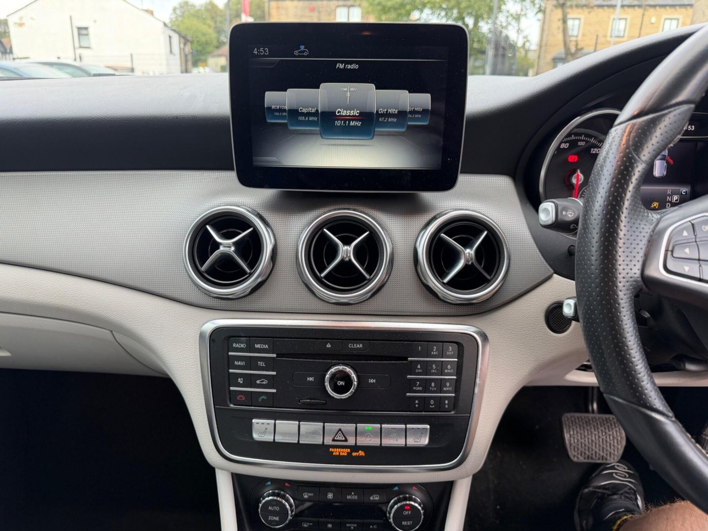 2017 Mercedes-Benz GLA — image 15