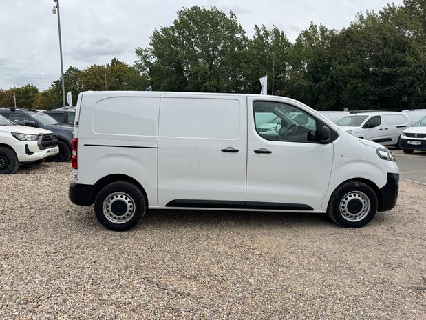 Vauxhall Vivaro SWB L1H1 [SOLD CM] Low Roof 3100 Air Con Sensors EURO 6 NO V 5