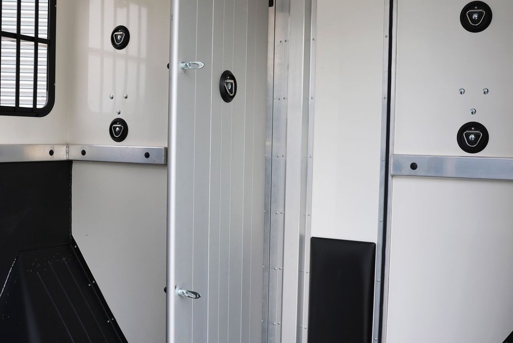 Renault Master BRAND NEW 3.5 TON STALLION BUILD EXTREME HEAVY DUTY HORSEBOX FROM SEEKER  40