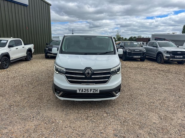 Renault Trafic AUTO SWB L1H1 Low Roof LL31 Air Con Alloys Cruise Nav EURO 6 2