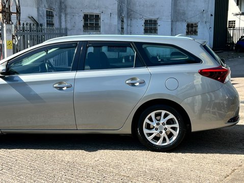 Toyota Auris VVT-I ICON TECH TOURING SPORTS 19