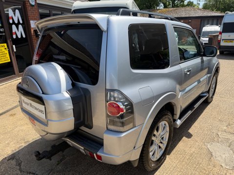 Mitsubishi Shogun DI-D BARBARIAN SWB DEMO PLUS 1 OWNER 31