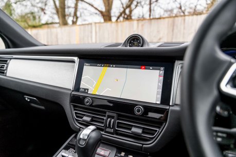 Porsche Macan S PDK. PANO ROOF. BOSE SOUND SYSTEM. HEATED FRONT SEATS. REVERSING CAMERA. 26