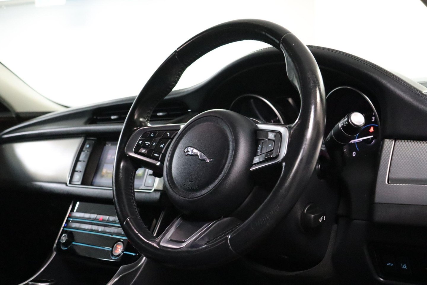 2018 Jaguar XF — image 11