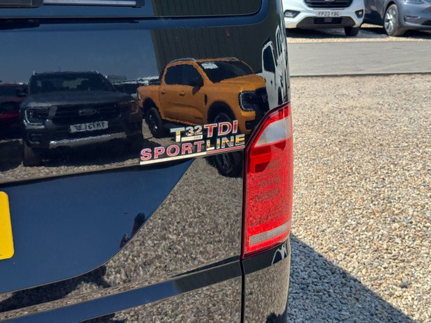 Volkswagen Transporter Crew Cab [SOLD KH] AUTO SWB L1H1 T32 Sportline Air Con Alloys Sensors EURO 9