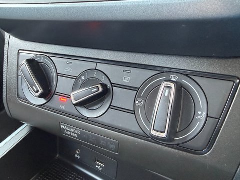 SEAT Arona TDI SE 1 OWNER 23