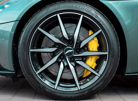 Aston Martin DB11 V8 10