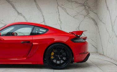 Porsche Cayman GT4 (718) 35