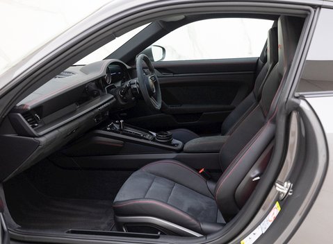 Porsche 911 Carrera GTS (992) 13