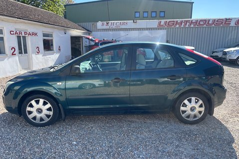 Ford Focus LX 16V.. CREAM UPHOLSTERY.. IDEAL FAMILY CAR.. NEW MOT 5