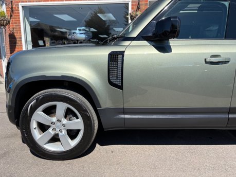 Land Rover Defender 3.0 FIRST EDITION MHEV 9