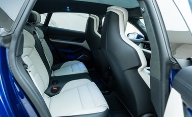 Porsche Taycan GTS Sport Turismo 14