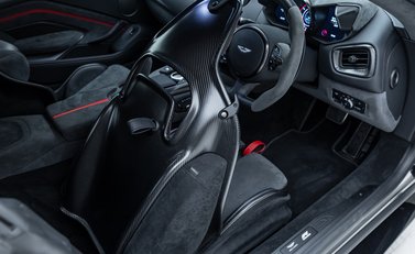 Aston Martin Vantage F1 EDITION 16