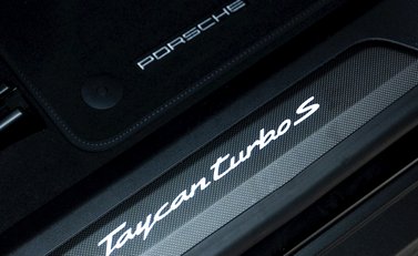 Porsche Taycan Turbo S Cross Turismo 24