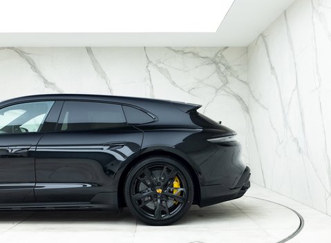 Porsche Taycan Turbo S Cross Turismo 32
