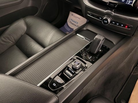 Volvo XC60 2.0 B4 MHEV Momentum Pro Auto AWD Euro 6 (s/s) 5dr 19