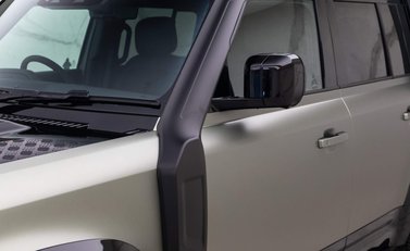 Land Rover Defender V8 25