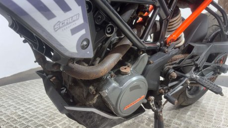 KTM Duke 2018 26K RUNNING PROJECT BIKE SPARES OR REPAIR 125CC NAKED 12