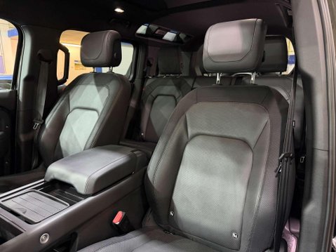 Land Rover Defender 3.0 D300 MHEV X-Dynamic HSE SUV 5dr Diesel Auto 4WD Euro 6 (s/s) (300 ps) 6