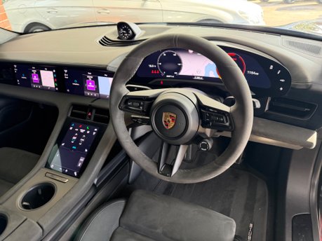 Porsche Taycan GTS 28