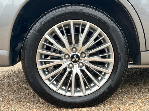 Mitsubishi Outlander PHEV EXCEED 8