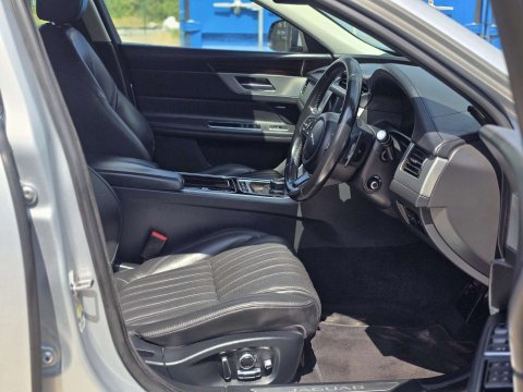 2016 Jaguar XF thumbnail 19