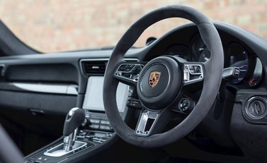 Porsche 911 Carrera GTS (991.2) 11