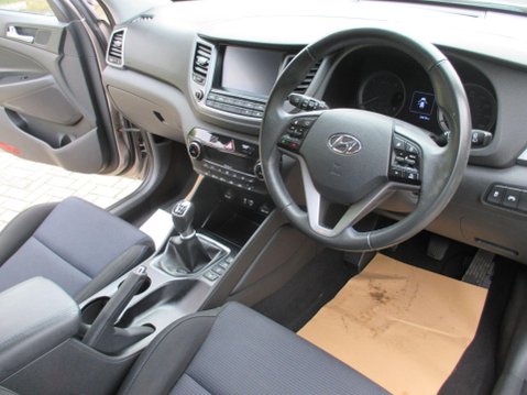 Hyundai TUCSON 2.0 CRDi SE Nav 4WD Euro 6 5dr 17