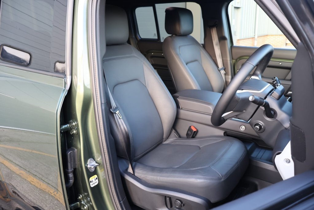 Land Rover Defender 110 2026    HARD TOP X-DYNAMIC 350 HSE seeker styled genuine rear seat fitted 15