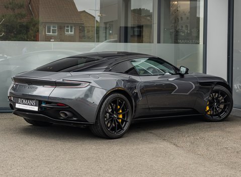 Aston Martin DB11 V8 4